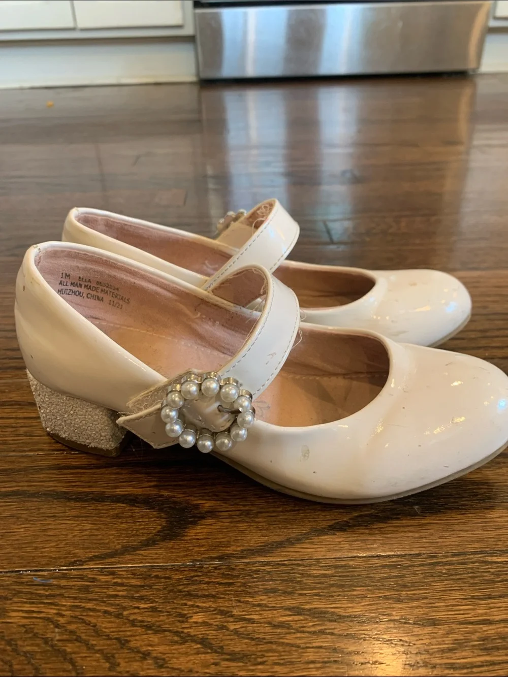 Girls White Patent Mary Jane Dress Shoes with Pearl Accent